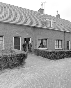 884004 Gezicht op het hofje aan de Wulpstraat (vrijwoningen van de Fundatie van Maria van Pallaes) te Utrecht, met de ...